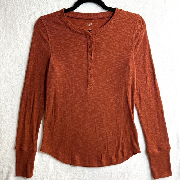GAP XS Rust Orange Henley Long Sleeve Shirt Rib Knit Buttoned Stretch Y2K Retro - Picture 1 of 8